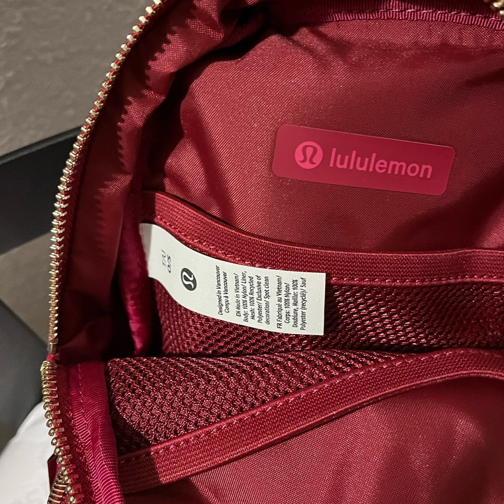 LULULEMON NWT AUTHENTIC EVERYWHERE BERRY RUMLE COLOUR SLING SMALL BAG - Picture 7 of 17